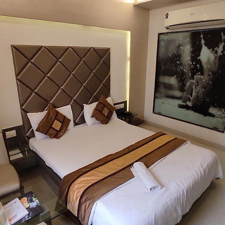 Hotel Flair Inn อาเมดาบัด ภายนอก รูปภาพ