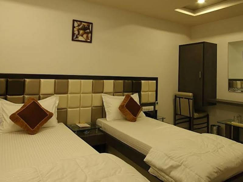 Hotel Flair Inn อาเมดาบัด ภายนอก รูปภาพ