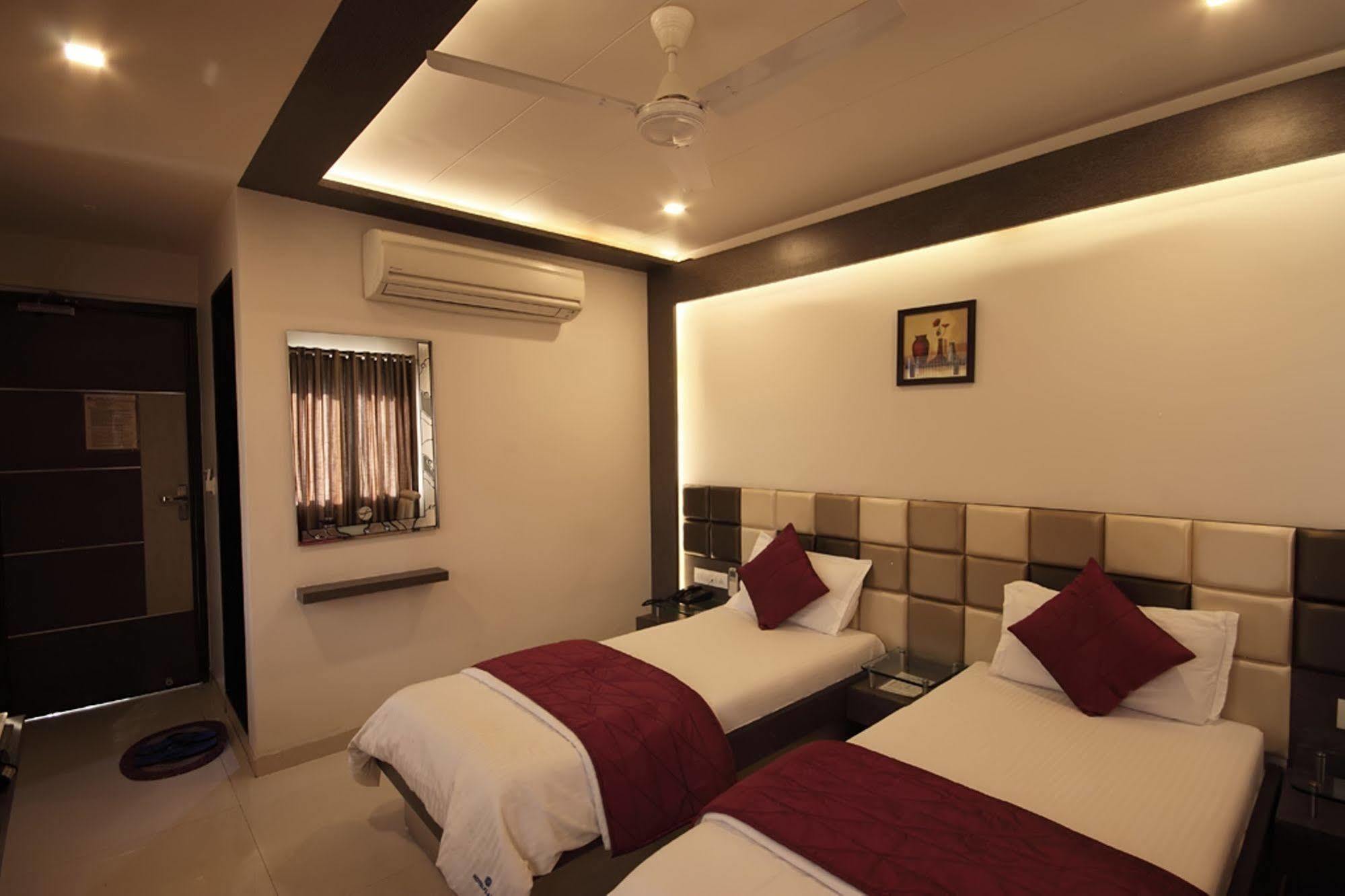 Hotel Flair Inn อาเมดาบัด ภายนอก รูปภาพ