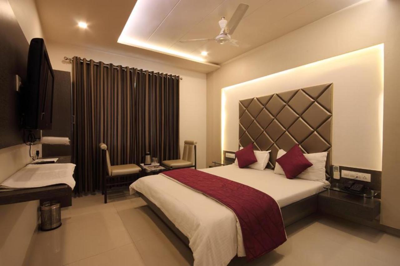 Hotel Flair Inn อาเมดาบัด ภายนอก รูปภาพ